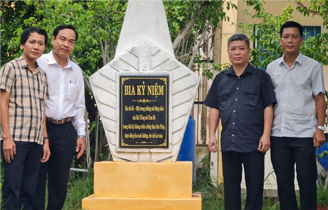 Bia kỷ niệm Đài Phát thanh Nam bộ kháng chiến là địa chỉ đỏ ở tỉnh Cà Mau (5/9/22023)
