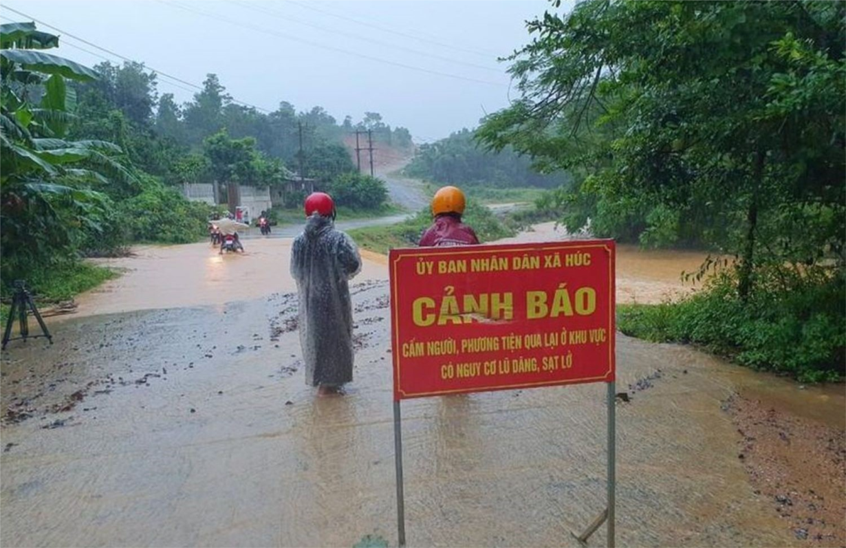 Miền Trung: Mưa to, giông lốc, hàng chục nhà tốc mái (26/9/2023)