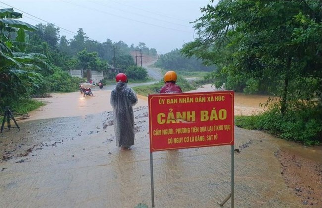 Miền Trung: Mưa to, giông lốc, hàng chục nhà tốc mái (26/9/2023)