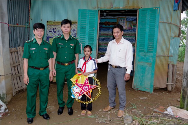 Mang Trung thu đến với trẻ em nghèo, con em đồng bào Khmer vùng biên giới biển