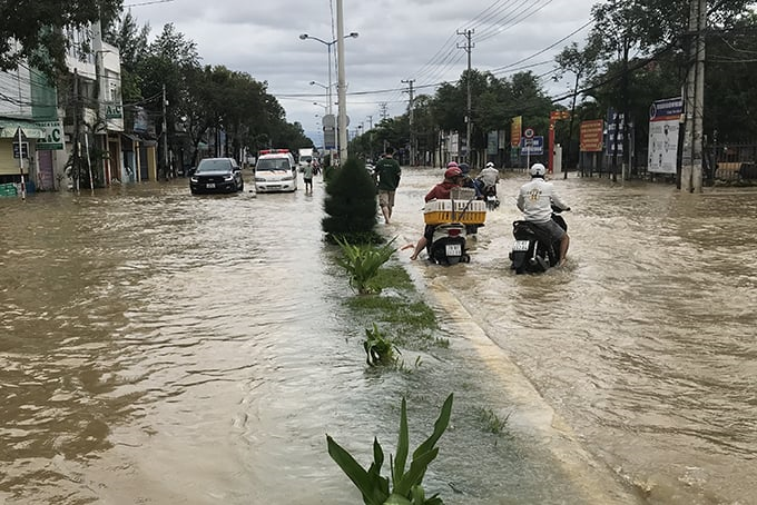 THỜI SỰ 21H30 ĐÊM 25/9/2023: Các địa phương miền Trung gấp rút triển khai các giải pháp ứng
phó áp thấp nhiệt đới.