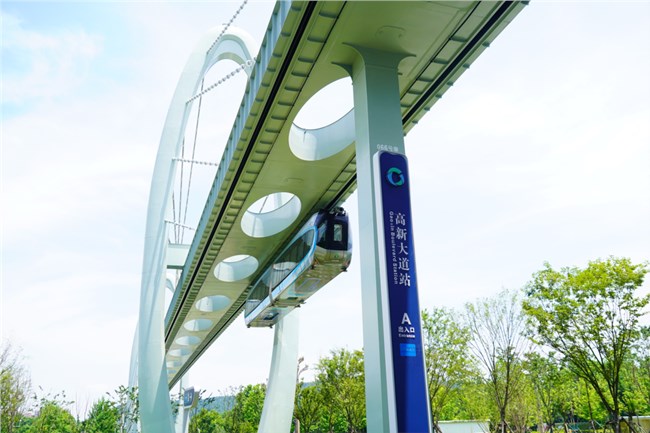 Trải nghiệm tàu treo trên không đầu tiên vừa chính thức vận hành ở Trung Quốc (27/9/2023)