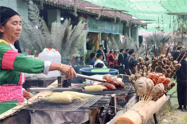 Nhộn nhịp Chợ phiên “Chào năm mới 2024”tại  Làng Văn hóa các dân tộc Việt Nam (01/1/2023)