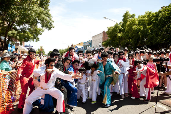 Australia: Sôi động màn diễu hành trong Lễ hội Elvis tưởng nhớ ông hoàng nhạc Rock & Roll  Elvis Presley (13/1/2024)