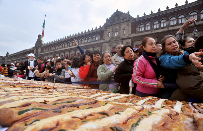 Mexico: Thưởng thức chiếc bánh khổng lồ nhân lễ Ba Vua (07/1/2024)