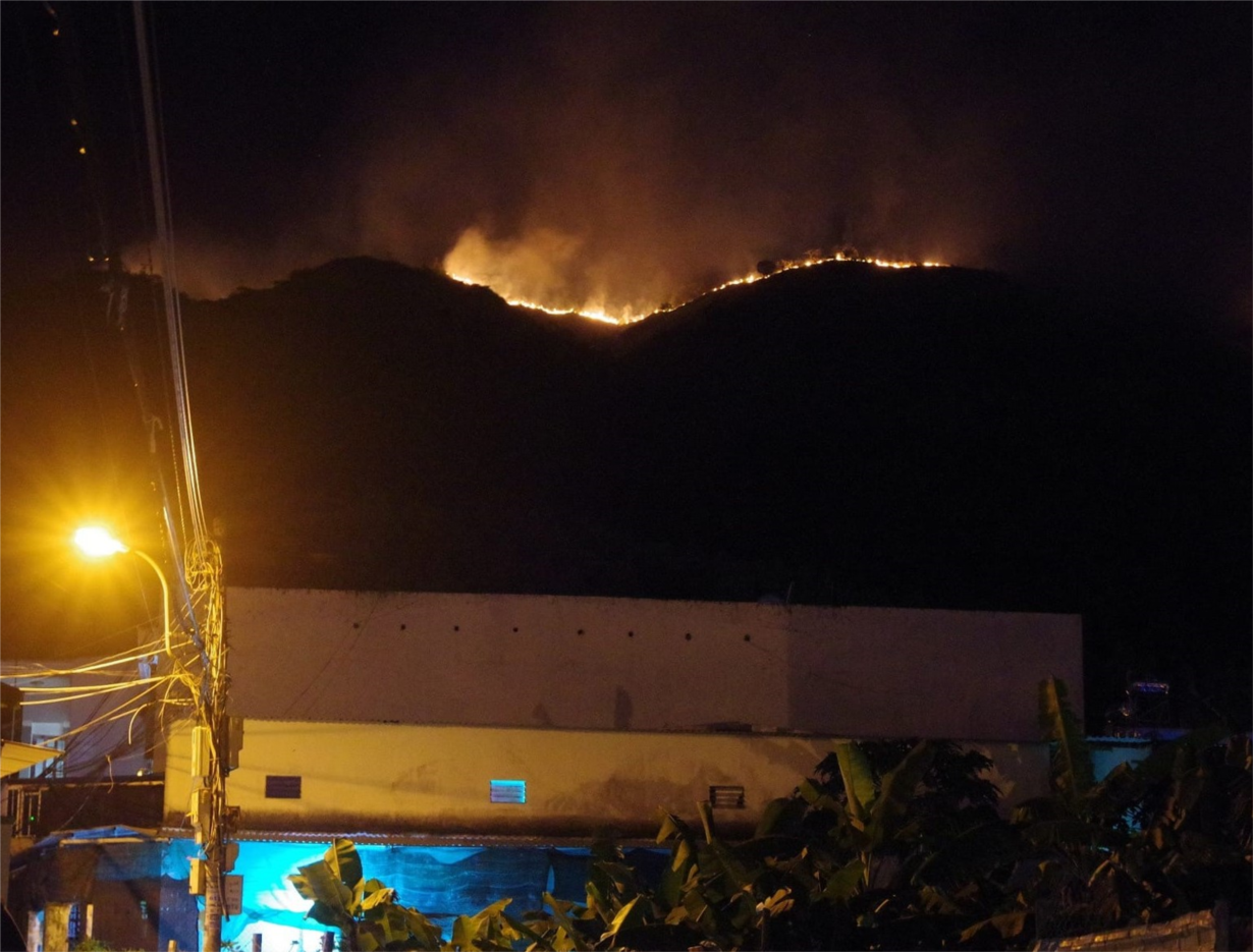 Khánh Hòa: Xuyên đêm ứng phó với cháy lớn trên núi Cô Tiên (11/1/2024)