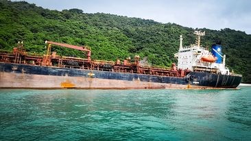 Lên phương án lai dắt tàu nước ngoài mắc cạn ra khỏi khu bảo tồn biển Cù Lao Chàm (02/1/2024)