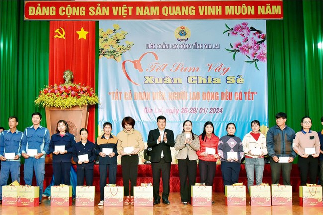 Chủ tịch Hội đồng Dân tộc tặng quà Tết cho người lao động tại Gia Lai (27/1/2024)