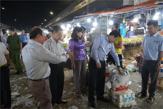 TP.HCM tăng cường bảo đảm an toàn thực phẩm tại các chợ đầu mối (12/1/2024)