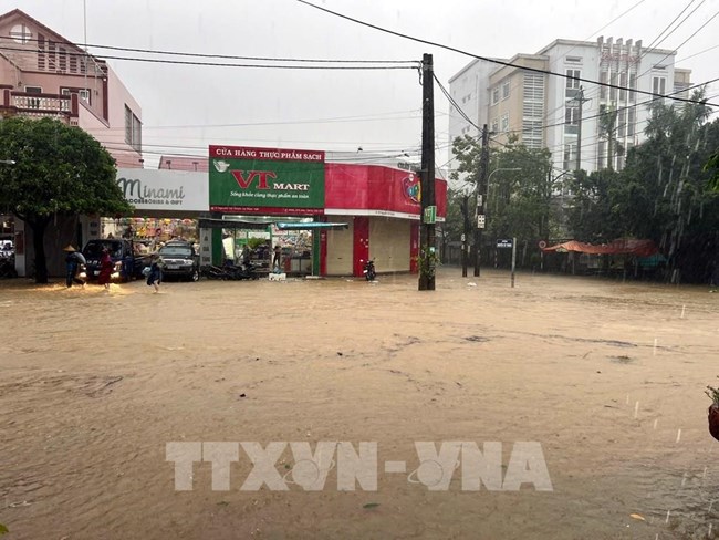 THƠI SỰ 6H SÁNG 28/10/2024: Dù bão số 6 đã tan nhưng hoàn lưu bão vẫn gây mưa lớn cho các tỉnh miền Trung đến hết đêm nay. Nguy cơ ngập lụt và sạt lở đất ở nhiều nơi.