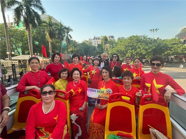 Hàng trăm hành khách trong trang phục áo dài truyền thống trên chuyến City bus “Tinh hoa áo dài” 2024 (4/10/2024)