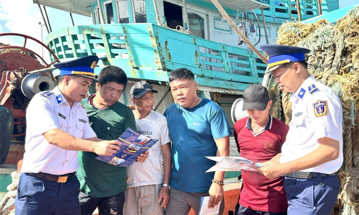 Cảnh sát biển tuyên truyền IUU đến ngư dân (31/10/2024)