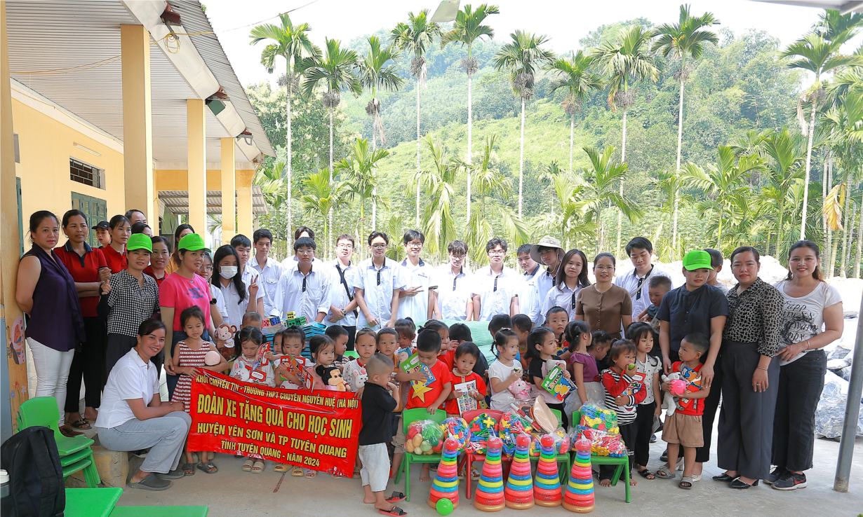 Đoàn thiện nguyện Trường THPT chuyên Nguyễn Huệ, Hà Nội tặng quà cho học sinh vùng lũ Tuyên Quang (15/10/2024)