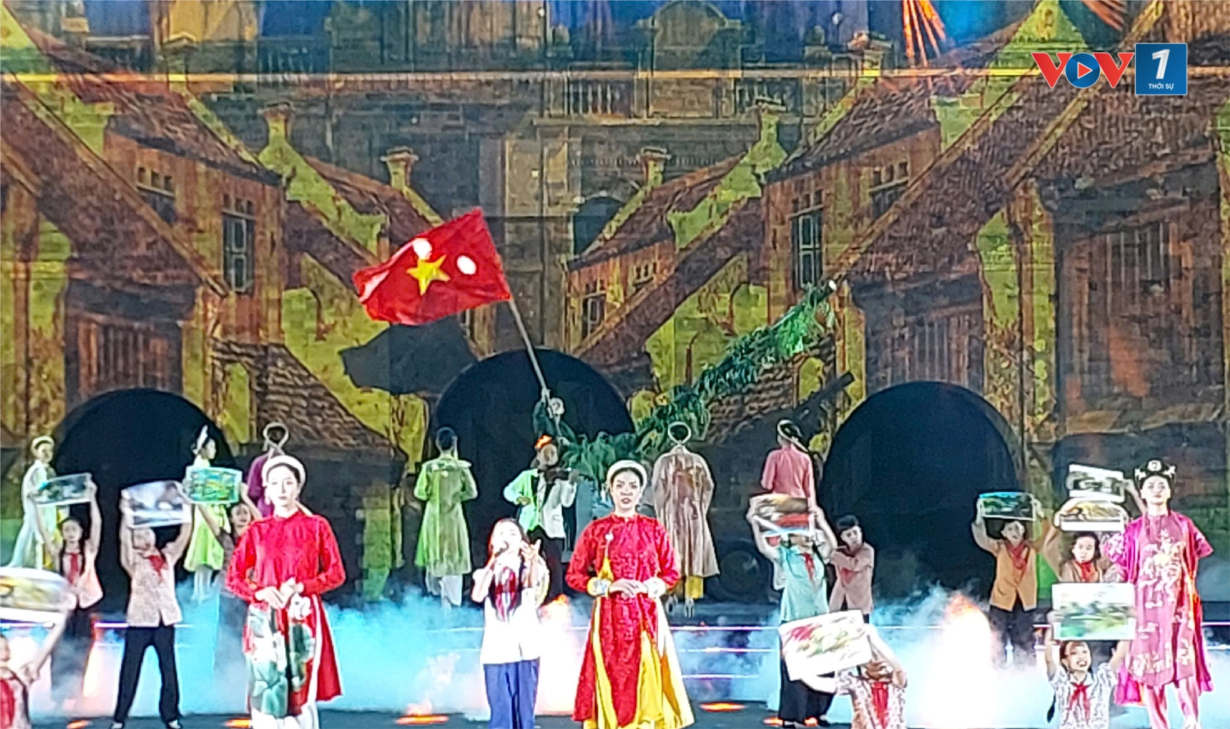 Lễ hội Áo dài du lịch Hà Nội 2024: Tôn vinh tinh hoa tà áo dài truyền thống Việt Nam (05/10/2024)