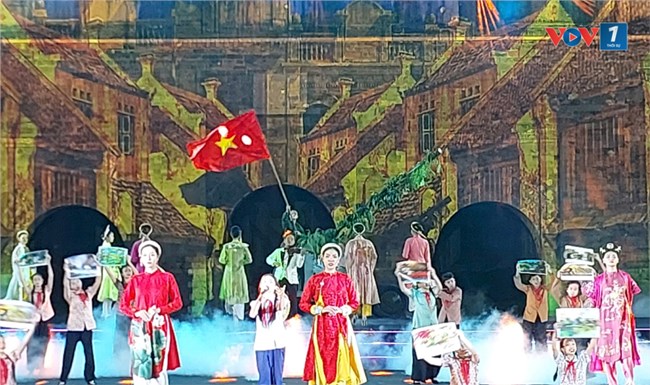 Lễ hội Áo dài du lịch Hà Nội 2024: Tôn vinh tinh hoa tà áo dài truyền thống Việt Nam (05/10/2024)