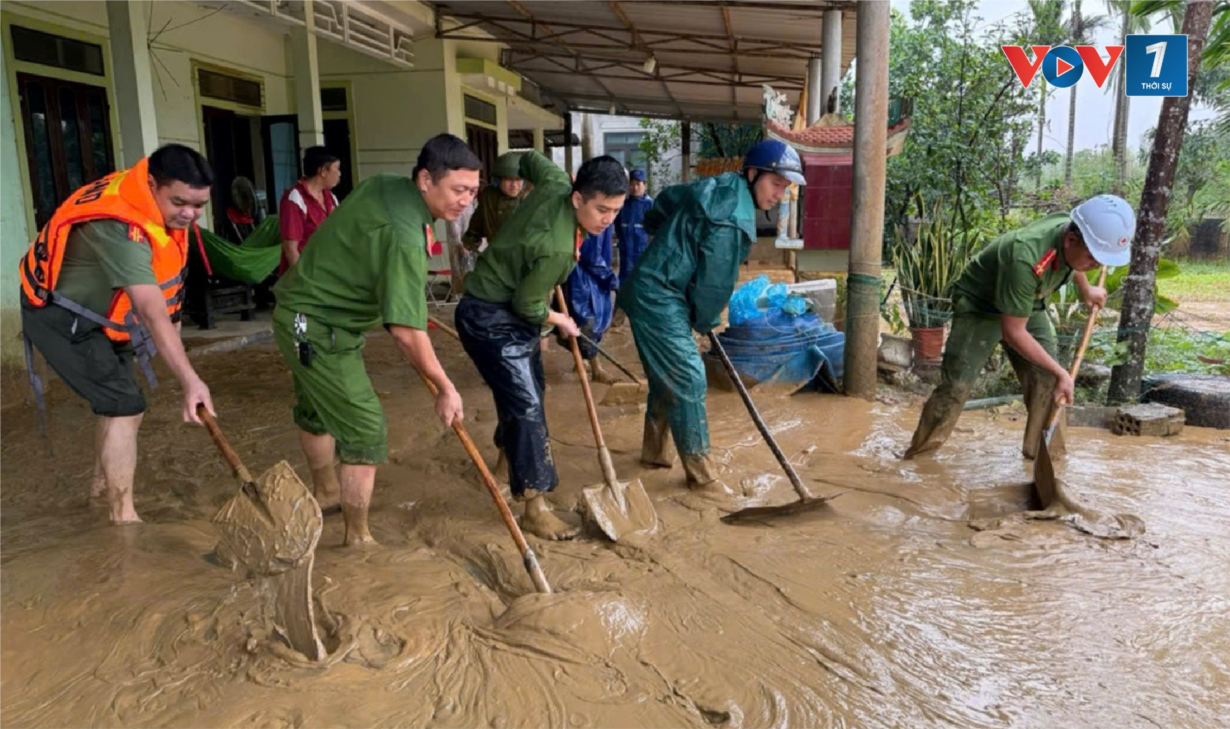 Quảng Trị huy động lực lượng giúp dân dọn bùn non sau lũ (31/10/2024)