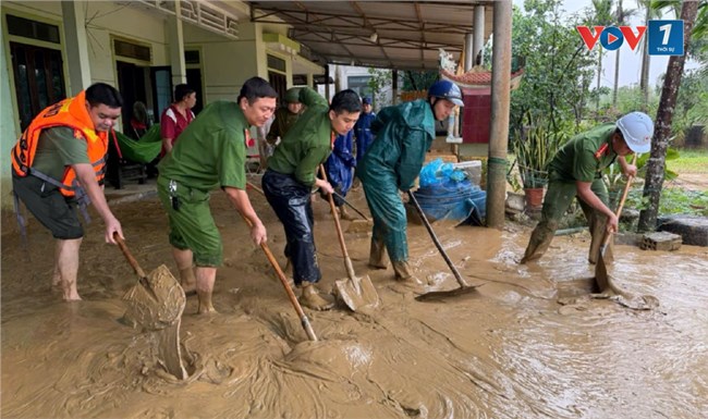 Quảng Trị huy động lực lượng giúp dân dọn bùn non sau lũ (31/10/2024)