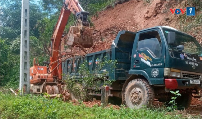      Bắc Kạn: Khó khăn trong việc khắc phục sạt lở các tuyến giao thông đường bộ (07/10/2024)