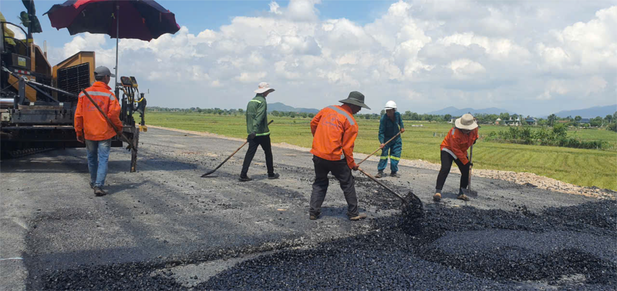 “Vượt nắng” trên công trường Dự án Cao tốc Bắc-Nam đoạn qua Hà Tĩnh (4/10/2024)