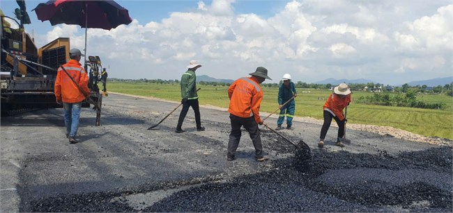 “Vượt nắng” trên công trường Dự án Cao tốc Bắc-Nam đoạn qua Hà Tĩnh (4/10/2024)