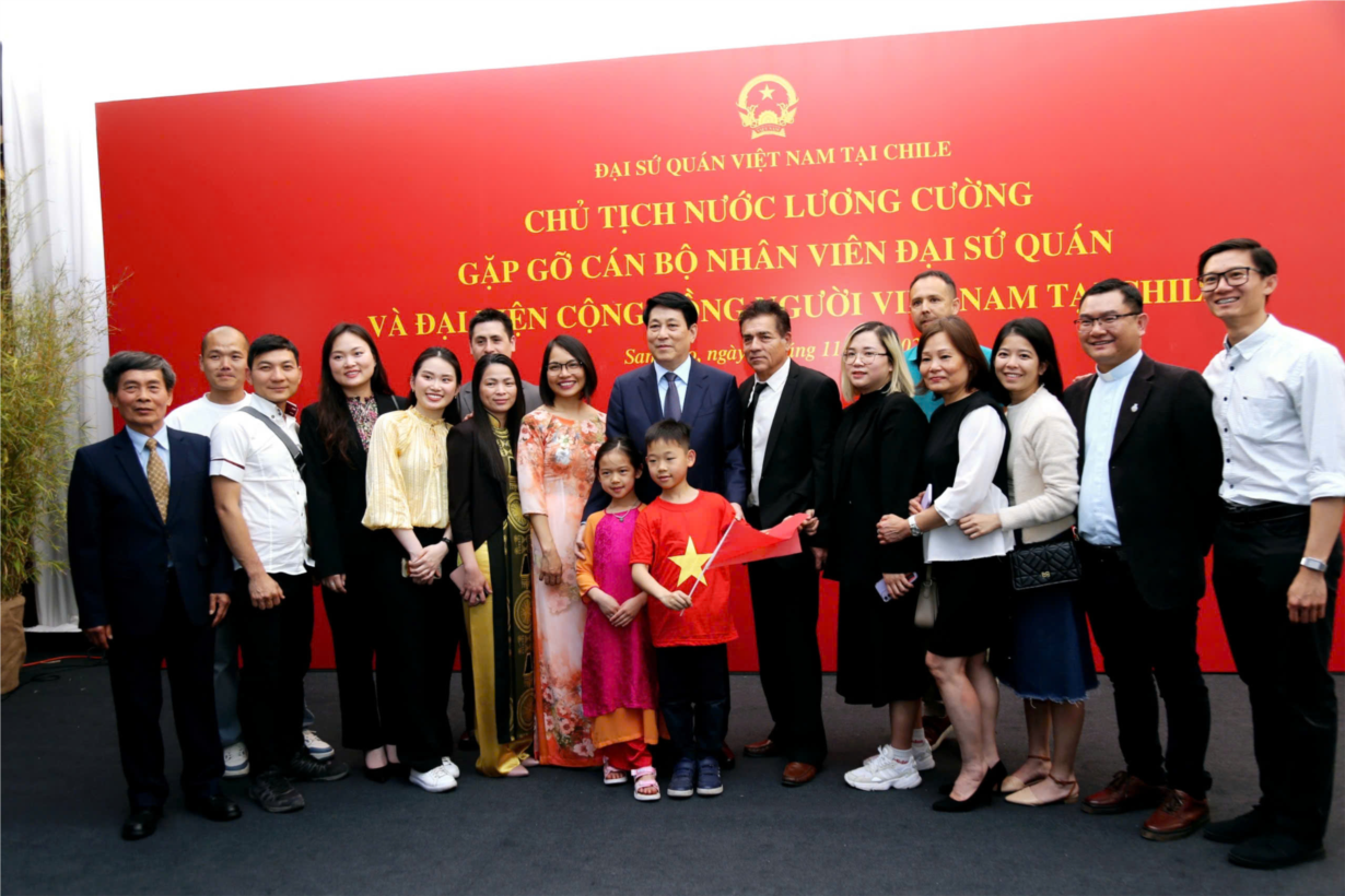 THỜI SỰ 12H TRƯA 10/11/2024: Chủ tịch nước Lương Cường thăm cán bộ, nhân viên Đại sứ quán cùng đại diện cộng đồng người Việt Nam đang sinh sống, làm việc và học tập tại Chile.