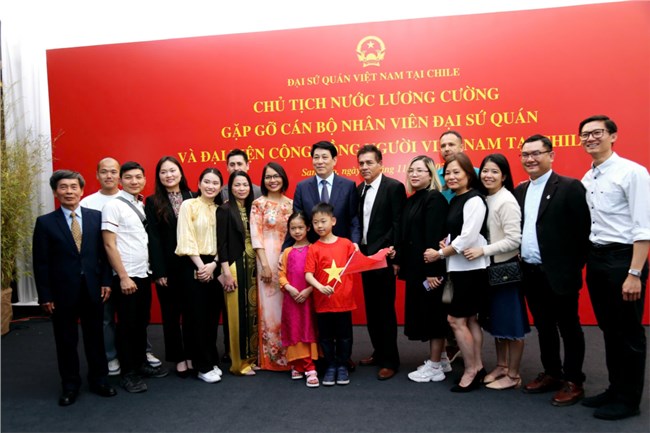 THỜI SỰ 12H TRƯA 10/11/2024: Chủ tịch nước Lương Cường thăm cán bộ, nhân viên Đại sứ quán cùng đại diện cộng đồng người Việt Nam đang sinh sống, làm việc và học tập tại Chile.