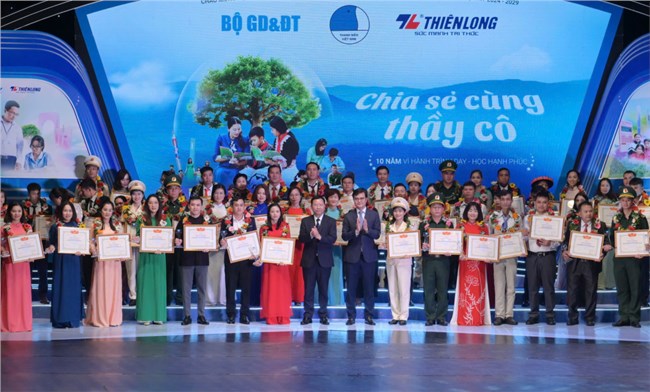 Chương trình “Chia sẻ cùng thầy cô” năm 2024: Tuyên dương 60 thầy cô giáo tiêu biểu (15/11/2024)