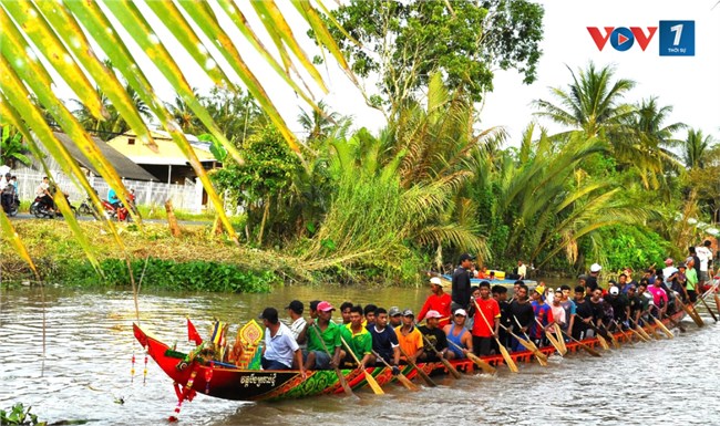 Rộn ràng phum sóc chuẩn bị cho hội đua ghe Ngo của đồng bào Khmer (04/11/2024)