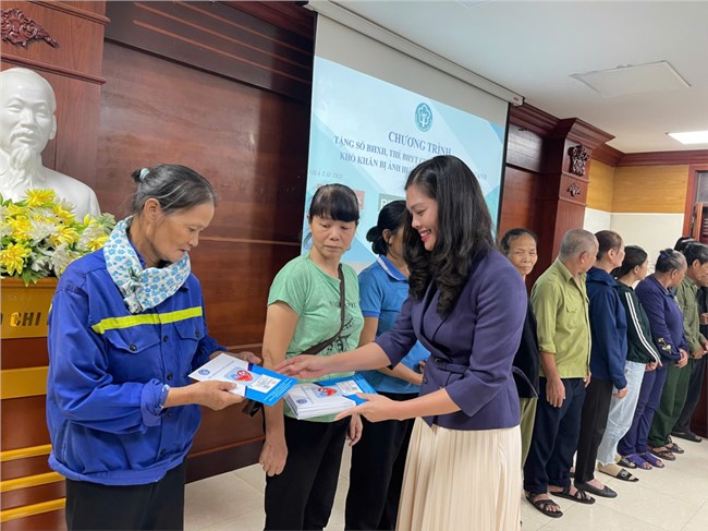 Tặng sổ BHXH, thẻ BHYT cho người có hoàn cảnh khó khăn bị ảnh hưởng bởi bão số 3 (2/11/2024)