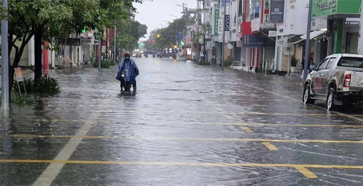 THỜI SỰ 12H TRƯA 25/11/2024: Mưa lớn tại Thừa Thiên Huế gây ngập lụt nhiều nơi, ngành giáo dục địa phương cho học sinh nghỉ học trên toàn tỉnh