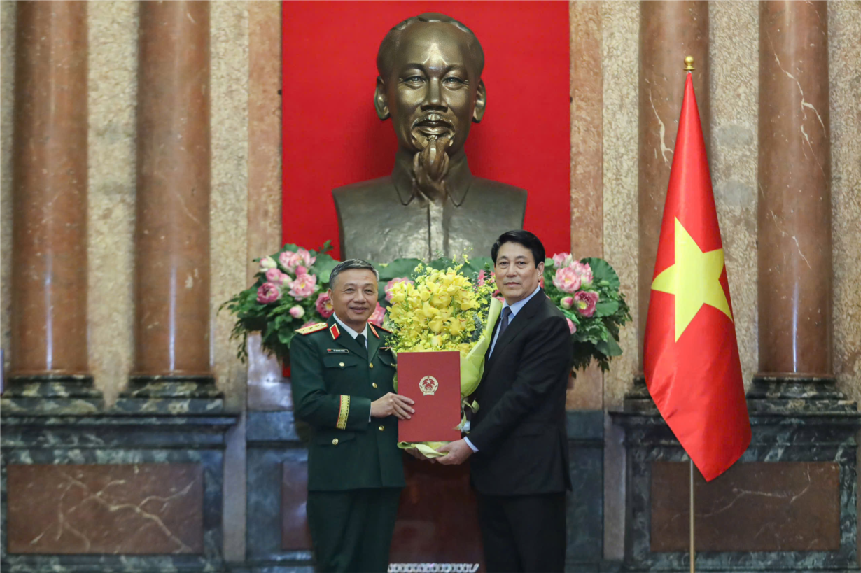 Chủ tịch nước Lương Cường trao Quyết định thăng quân hàm Thượng tướng cho đồng chí Lê Quang Minh (11/12/2024)