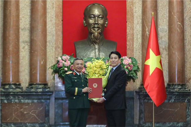 Chủ tịch nước Lương Cường trao Quyết định thăng quân hàm Thượng tướng cho đồng chí Lê Quang Minh (11/12/2024)