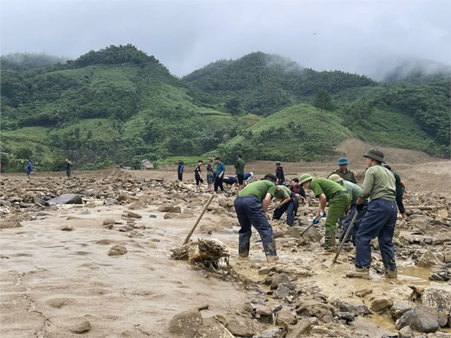 Bộ đội giúp dân phòng chống bão lũ (29/11/2024)