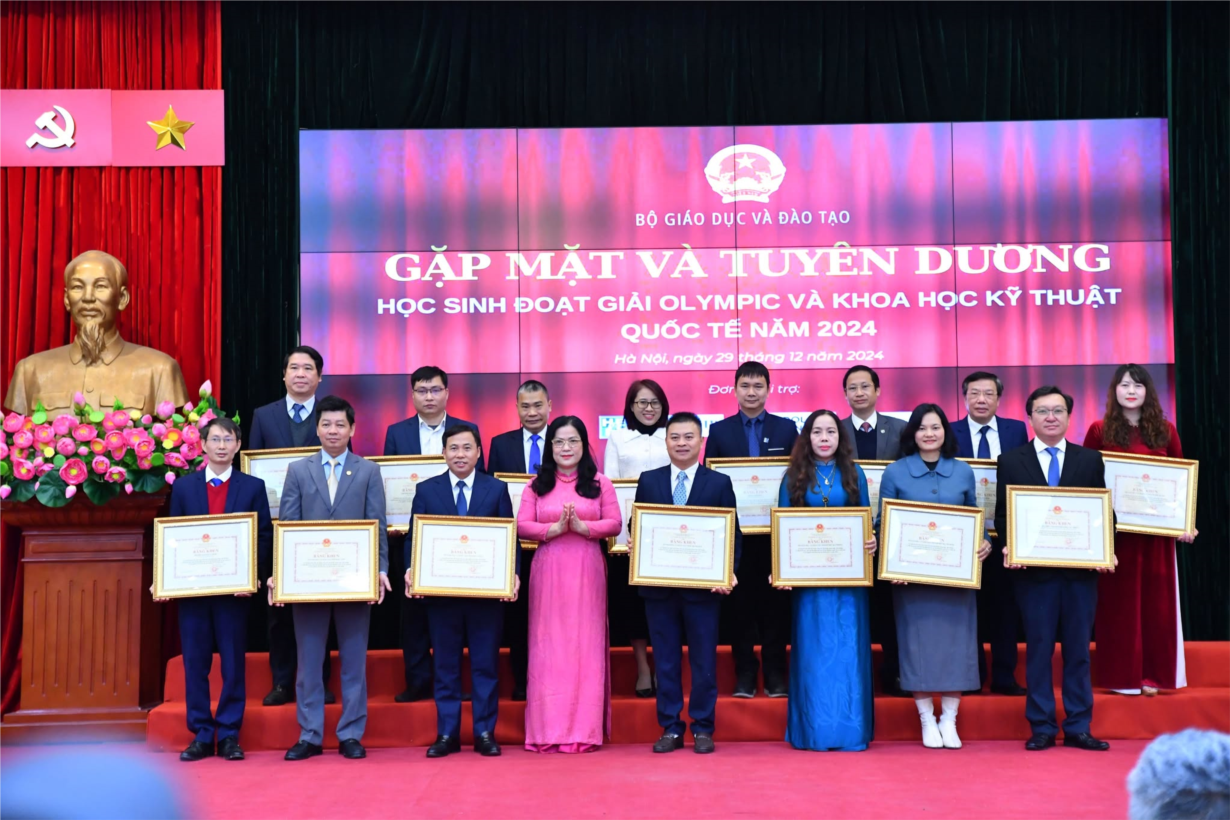 Tuyên dương học sinh đạt giải Olympic và Khoa học kỹ thuật quốc tế năm 2024 (29/12/2024)