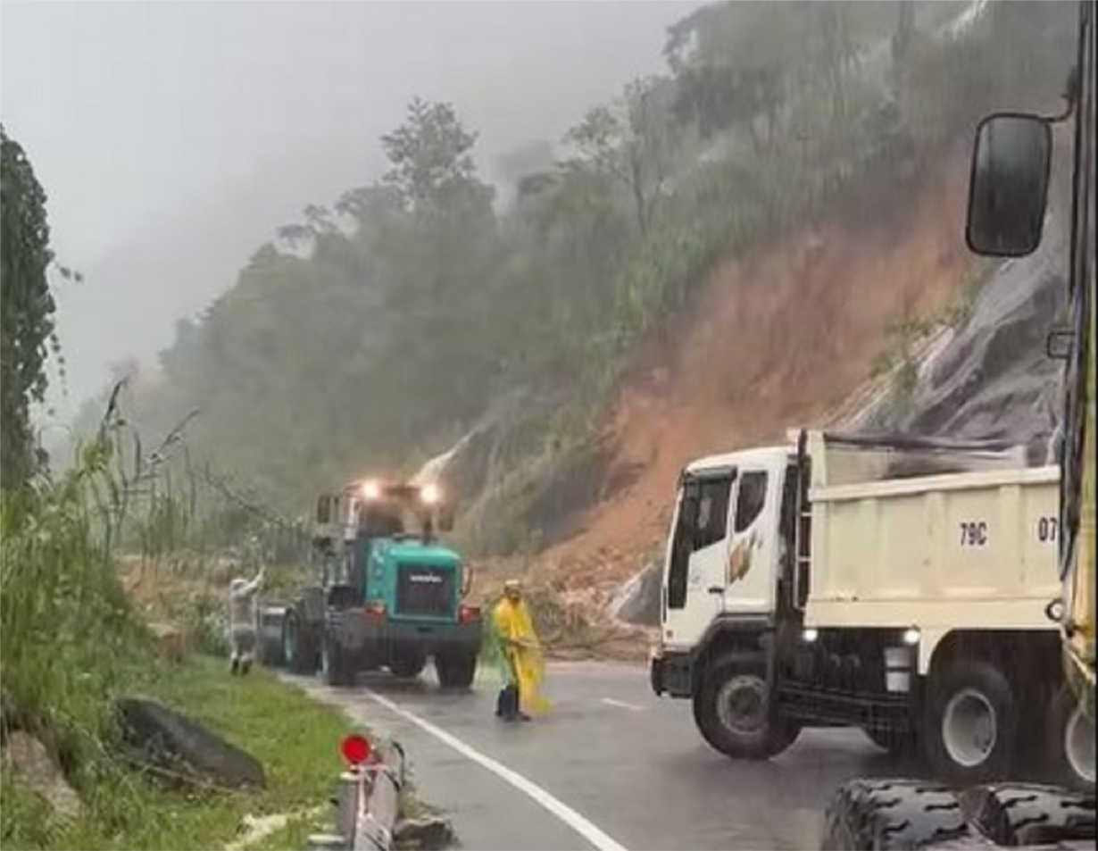 Sạt lở, gần 40 phương tiện và 200 người bị mắc kẹt trên đèo Khánh Lê, Khánh Hòa (15/12/2024)