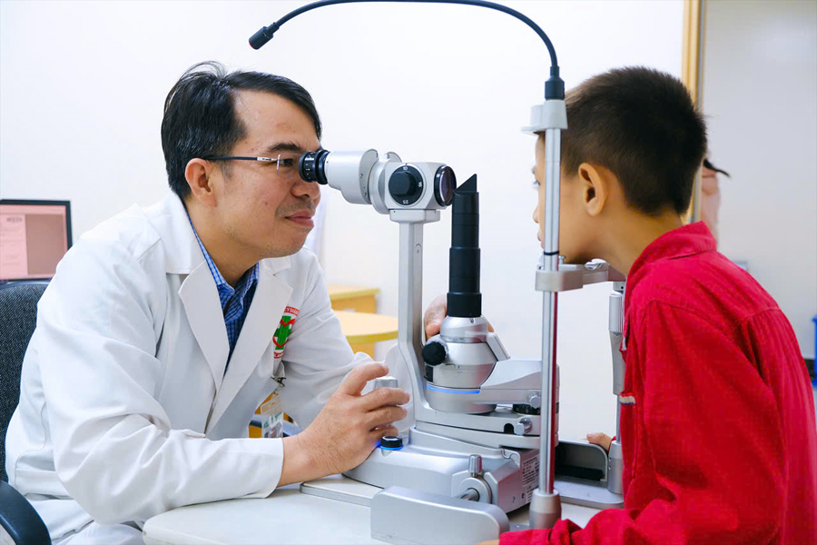 Chăm sóc và bảo vệ đôi mắt của trẻ cần được đặc biệt ưu tiên