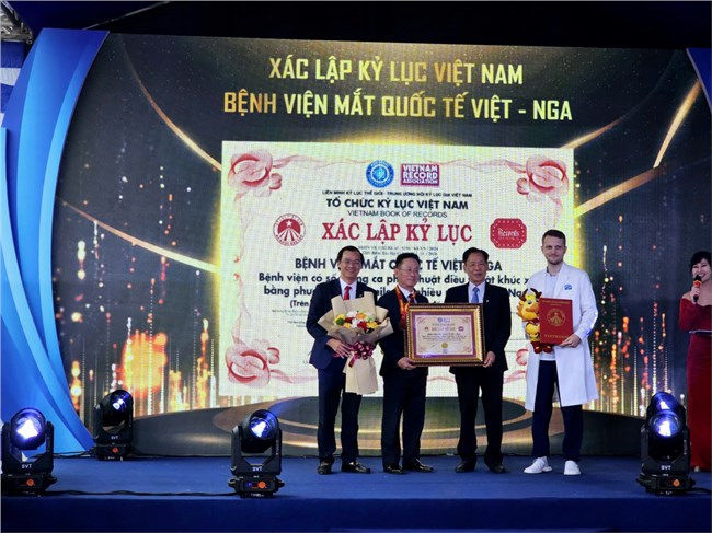 Trao kỷ lục Việt Nam tại Bệnh viện Mắt Quốc tế Việt- Nga  (07/12/2024)