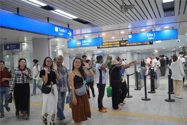 Đầu tuần đi làm bằng metro, người dân TP.HCM không phải chen chúc (23/12/2024)