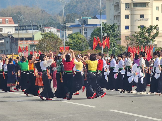 Sơn La: Rộn rã “ Hội xuân dâng Bác” (13/02/2024)
