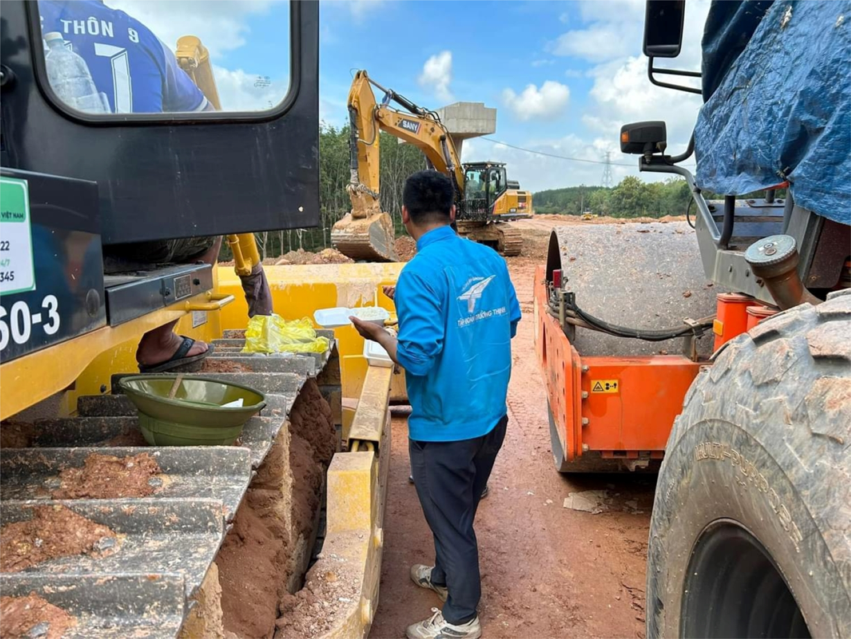 Cơm trưa trên công trường, làm xuyên đêm để kịp tiến độ xây dựng cao tốc Bắc - Nam (25/2/2024)