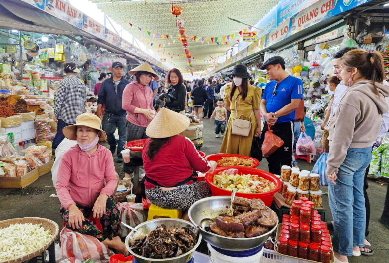 Đà Nẵng: Chợ Tết nhộn nhịp, sức mua sắm tăng cao (8/2/2024)