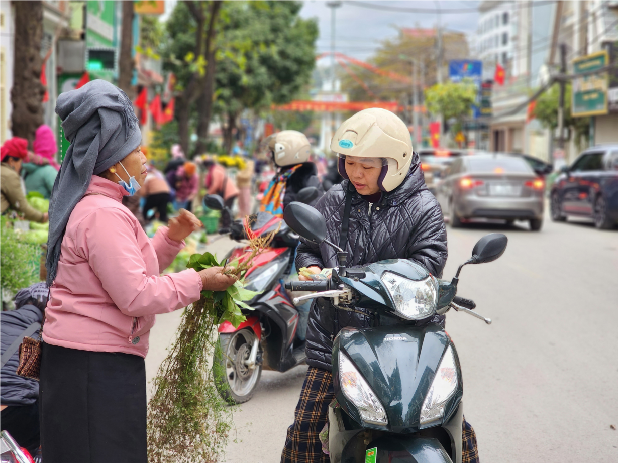 Chợ ngày 30 Tết ở Sơn La hối hả từ sáng sớm (09/2/2024)