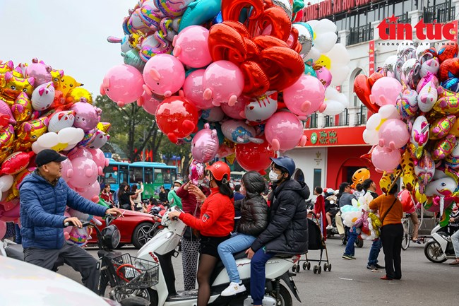 Nô nức du Xuân tại Hà nội ngày Mồng 2 Tết (11/2/2024)