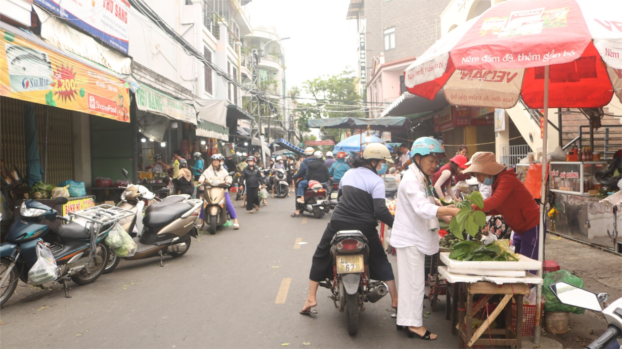 Tấp nập phiên chợ cầu may đầu năm (12/2/2024)