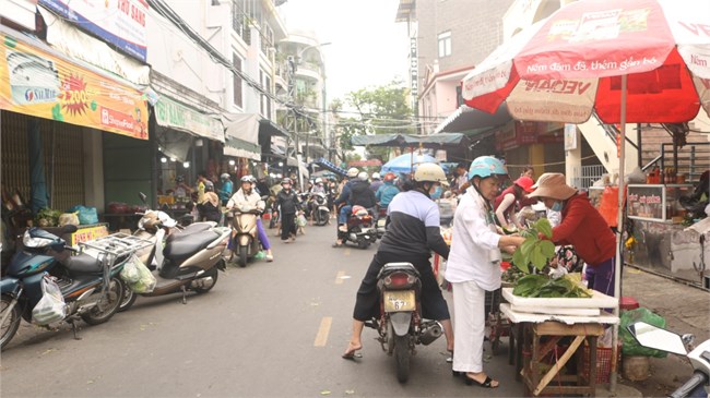 Tấp nập phiên chợ cầu may đầu năm (12/2/2024)