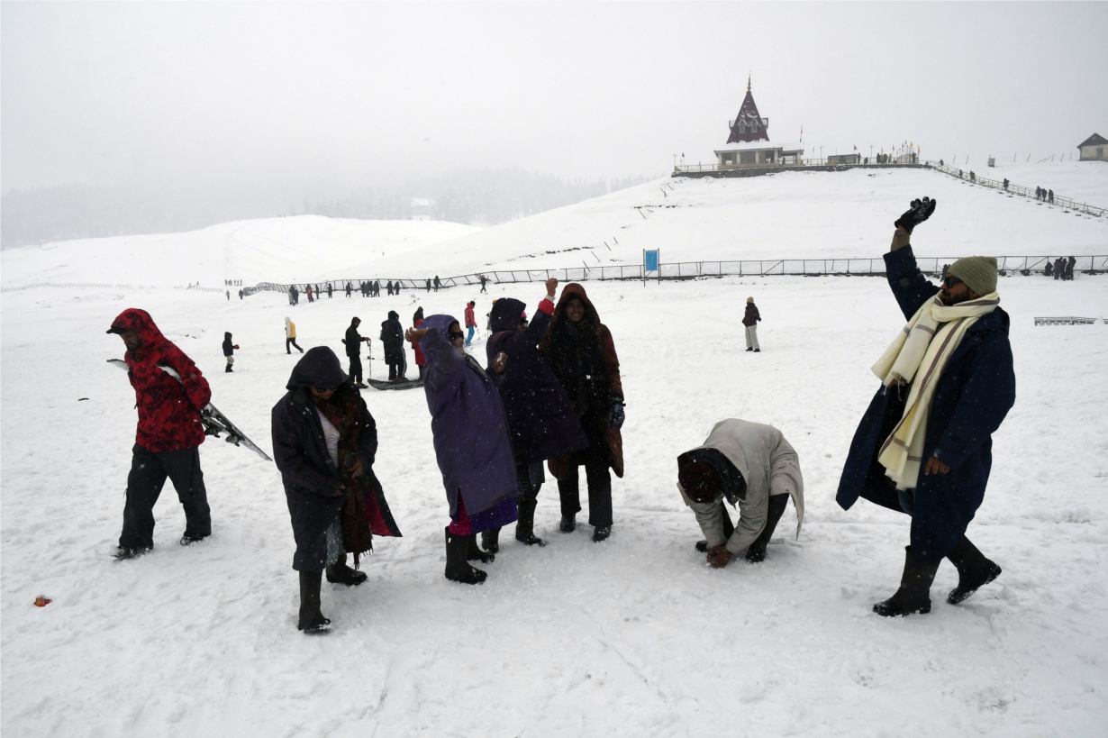 Du khách quốc tế đổ về khu du lịch Gulmarg ở Ấn Độ (5/2/2024)