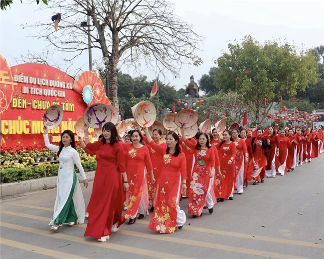 Tuần lễ áo dài Việt Nam: Lan tỏa nét đẹp truyền thống qua tà áo dài (08/3/2024)