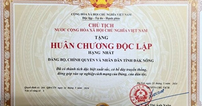 Chủ tịch Quốc hội Vương Đình Huệ trao Huân chương Độc lập hạng Nhất cho tỉnh Đắk Nông (23/3/2024)