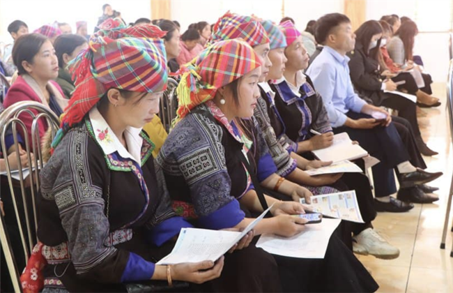 Học chữ để thoát nghèo, quyết tâm của phụ nữ Mông vùng cao (10/3/2024)