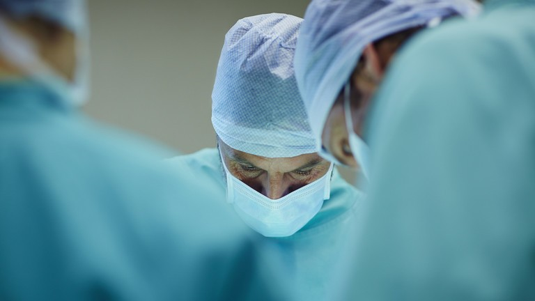 Bác sĩ Nga lập kỷ lục cắt bỏ 170 khối u ung thư qua 6 lần phẫu thuật (20/03/2024)